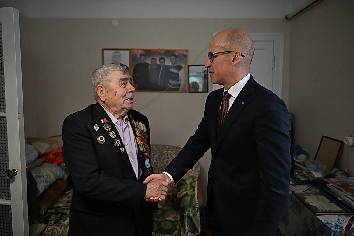 Глава Удмуртии Александр Бречалов встретился с ветераном Великой Отечественной войны Константином Тимофеевым
